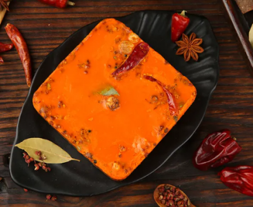 品味重慶經(jīng)典，老火鍋紅油底料入口那一刻，辣香四溢，你嘗過嗎？