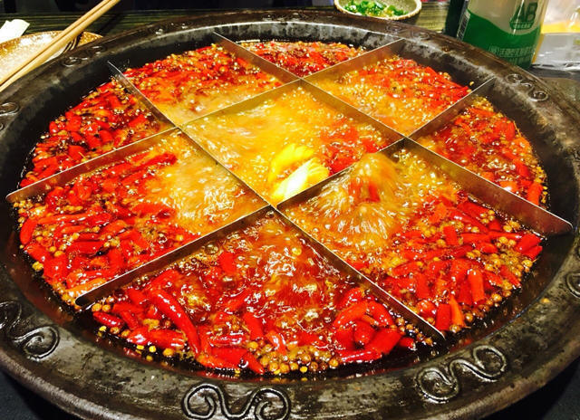  重慶火鍋底料批發(fā)對(duì)火鍋文化的闡述 重慶火鍋底料批發(fā)主要提供火鍋底料的銷售，對(duì)于一家生意很好的火鍋店來(lái)講，選擇一家穩(wěn)定的供應(yīng)商是保證生意的必要措施，一般來(lái)講，進(jìn)行長(zhǎng)期合作的廠家在口味上才能夠進(jìn)行還原，避免了頻繁換供應(yīng)商對(duì)口味帶來(lái)的變化。 重慶火鍋種類繁多，主要以毛肚為主，當(dāng)然每道菜都有重慶風(fēng)味。調(diào)味料也以芝麻油、蒜泥、香菜、洋蔥、蠔油等輔助蘸料為基礎(chǔ)。吃得很豪放，尤其是在夏天，重慶火鍋赤手空拳，能感受到重慶火鍋帶來(lái)的浸泡。只有當(dāng)你真正享受辛辣的火鍋時(shí)，你才能品嘗到重慶火鍋的特色。這是重慶特有的風(fēng)味，也是重慶火鍋在吃的時(shí)候可以體驗(yàn)到的靈魂深處。重慶的火鍋充滿了時(shí)代的氣息。每一口火鍋都能見(jiàn)證重慶火鍋的歷史發(fā)展。在這樣的環(huán)境下，重慶火鍋帶來(lái)了時(shí)代的呼喚，發(fā)出了美食的號(hào)角，繼承了傳統(tǒng)的美食，創(chuàng)造了重慶火鍋更好的口味。 重慶火鍋底料批發(fā)從歷史文化的角度出發(fā)，可以說(shuō)重慶火鍋是百年歷史，在不斷精細(xì)化的工作過(guò)程中，重慶火鍋吸引了更多的人去認(rèn)識(shí)，在飲食中也涵蓋了更多的歷史文化，取得了更大的成就。重慶火鍋基地的也讓人們記住了重慶的文化意義?；疱伝夭牧蠌S生產(chǎn)和生產(chǎn)火鍋基地材料是歷史發(fā)展的結(jié)合，而且在不斷生產(chǎn)的基礎(chǔ)材料中可以有多種口味和經(jīng)驗(yàn)，這也是對(duì)重慶火鍋的認(rèn)可，是重慶火鍋精神的歷史驅(qū)動(dòng)。重慶火鍋的味道是很有特點(diǎn)的，特別是我們吃火鍋的時(shí)候，我們可以識(shí)別和體驗(yàn)火鍋的味道。重慶火鍋在吃火鍋時(shí)，會(huì)帶來(lái)一定的特色和各種口味，所以火鍋的味道也可以被更多人接受和喜歡。 重慶火鍋底料批發(fā)的風(fēng)味體現(xiàn)在多樣化的格局中。說(shuō)重慶火鍋的多樣性真的沒(méi)有覆蓋，更不用說(shuō)重慶火鍋中的紅油黃油了。重慶火鍋的香辣味足以讓更多的人喜歡。當(dāng)然，目前重慶火鍋種類較多，但所有的基礎(chǔ)材料都圍繞著重慶火鍋展開(kāi)。美味的麻辣鍋，正宗的重慶火鍋，精致的火鍋，吃起來(lái)正宗的味道，是重慶火鍋帶來(lái)的享受。 為了追求健康，重慶火鍋帶來(lái)了越來(lái)越多的基礎(chǔ)材料。在基礎(chǔ)材料上，滋補(bǔ)木耳湯火鍋也可以帶來(lái)這個(gè)時(shí)代的正宗味道，吃在嘴里，享受美味的重慶火鍋。重慶火鍋的番茄火鍋很有特色，可以是酸辣的，可以是酸辣的，但是吃這種火鍋，你可以享受到重慶火鍋的美味，是重慶火鍋從主料到主料的絕配。當(dāng)然，這種重慶火鍋有著獨(dú)特的風(fēng)味，是對(duì)重慶風(fēng)味的體驗(yàn)和認(rèn)識(shí)。但我們吃的是火鍋。我們所享受的是重慶的品味和體驗(yàn)。