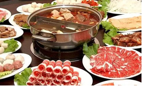  重慶火鍋底料批發(fā)對(duì)火鍋文化的闡述 重慶火鍋底料批發(fā)主要提供火鍋底料的銷售，對(duì)于一家生意很好的火鍋店來(lái)講，選擇一家穩(wěn)定的供應(yīng)商是保證生意的必要措施，一般來(lái)講，進(jìn)行長(zhǎng)期合作的廠家在口味上才能夠進(jìn)行還原，避免了頻繁換供應(yīng)商對(duì)口味帶來(lái)的變化。 重慶火鍋種類繁多，主要以毛肚為主，當(dāng)然每道菜都有重慶風(fēng)味。調(diào)味料也以芝麻油、蒜泥、香菜、洋蔥、蠔油等輔助蘸料為基礎(chǔ)。吃得很豪放，尤其是在夏天，重慶火鍋赤手空拳，能感受到重慶火鍋帶來(lái)的浸泡。只有當(dāng)你真正享受辛辣的火鍋時(shí)，你才能品嘗到重慶火鍋的特色。這是重慶特有的風(fēng)味，也是重慶火鍋在吃的時(shí)候可以體驗(yàn)到的靈魂深處。重慶的火鍋充滿了時(shí)代的氣息。每一口火鍋都能見(jiàn)證重慶火鍋的歷史發(fā)展。在這樣的環(huán)境下，重慶火鍋帶來(lái)了時(shí)代的呼喚，發(fā)出了美食的號(hào)角，繼承了傳統(tǒng)的美食，創(chuàng)造了重慶火鍋更好的口味。 重慶火鍋底料批發(fā)從歷史文化的角度出發(fā)，可以說(shuō)重慶火鍋是百年歷史，在不斷精細(xì)化的工作過(guò)程中，重慶火鍋吸引了更多的人去認(rèn)識(shí)，在飲食中也涵蓋了更多的歷史文化，取得了更大的成就。重慶火鍋基地的也讓人們記住了重慶的文化意義。火鍋基地材料廠生產(chǎn)和生產(chǎn)火鍋基地材料是歷史發(fā)展的結(jié)合，而且在不斷生產(chǎn)的基礎(chǔ)材料中可以有多種口味和經(jīng)驗(yàn)，這也是對(duì)重慶火鍋的認(rèn)可，是重慶火鍋精神的歷史驅(qū)動(dòng)。重慶火鍋的味道是很有特點(diǎn)的，特別是我們吃火鍋的時(shí)候，我們可以識(shí)別和體驗(yàn)火鍋的味道。重慶火鍋在吃火鍋時(shí)，會(huì)帶來(lái)一定的特色和各種口味，所以火鍋的味道也可以被更多人接受和喜歡。 重慶火鍋底料批發(fā)的風(fēng)味體現(xiàn)在多樣化的格局中。說(shuō)重慶火鍋的多樣性真的沒(méi)有覆蓋，更不用說(shuō)重慶火鍋中的紅油黃油了。重慶火鍋的香辣味足以讓更多的人喜歡。當(dāng)然，目前重慶火鍋種類較多，但所有的基礎(chǔ)材料都圍繞著重慶火鍋展開(kāi)。美味的麻辣鍋，正宗的重慶火鍋，精致的火鍋，吃起來(lái)正宗的味道，是重慶火鍋帶來(lái)的享受。 為了追求健康，重慶火鍋帶來(lái)了越來(lái)越多的基礎(chǔ)材料。在基礎(chǔ)材料上，滋補(bǔ)木耳湯火鍋也可以帶來(lái)這個(gè)時(shí)代的正宗味道，吃在嘴里，享受美味的重慶火鍋。重慶火鍋的番茄火鍋很有特色，可以是酸辣的，可以是酸辣的，但是吃這種火鍋，你可以享受到重慶火鍋的美味，是重慶火鍋從主料到主料的絕配。當(dāng)然，這種重慶火鍋有著獨(dú)特的風(fēng)味，是對(duì)重慶風(fēng)味的體驗(yàn)和認(rèn)識(shí)。但我們吃的是火鍋。我們所享受的是重慶的品味和體驗(yàn)。
